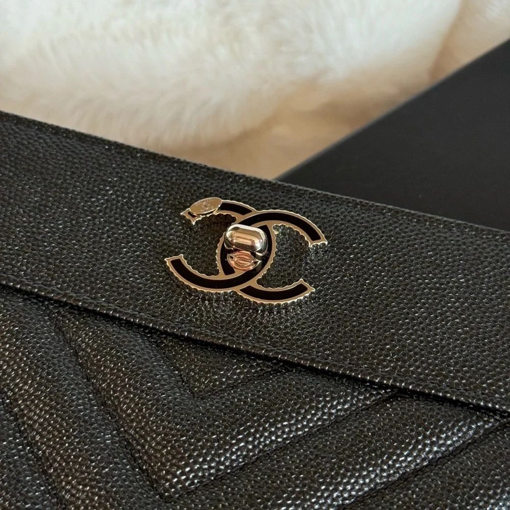 Chanel
Mademoiselle Vintage O Case Pouch Chevron Metallic Caviar - Picture 12 of 14